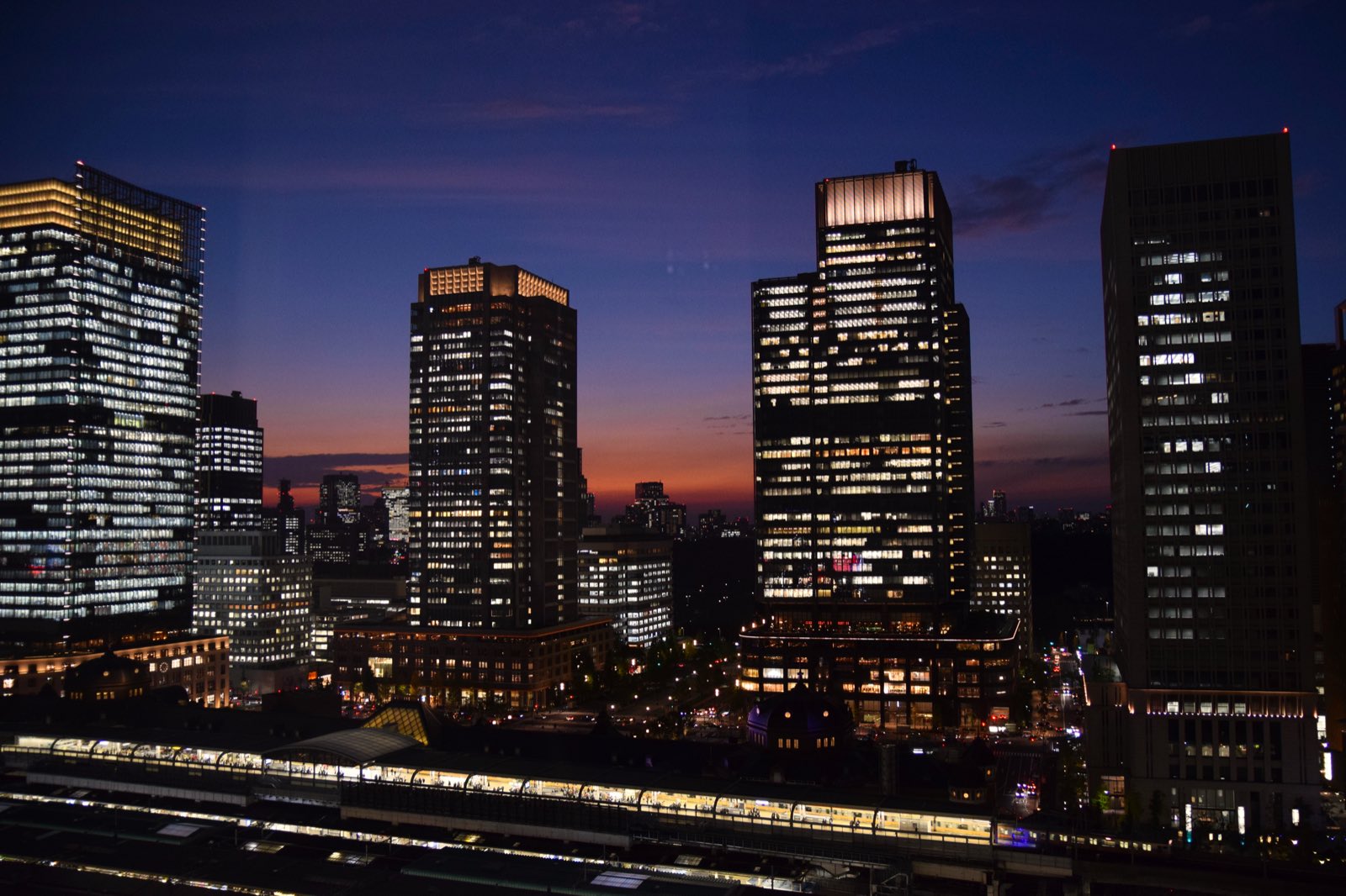 夕暮れの東京・丸の内のビル街(イメージ写真)